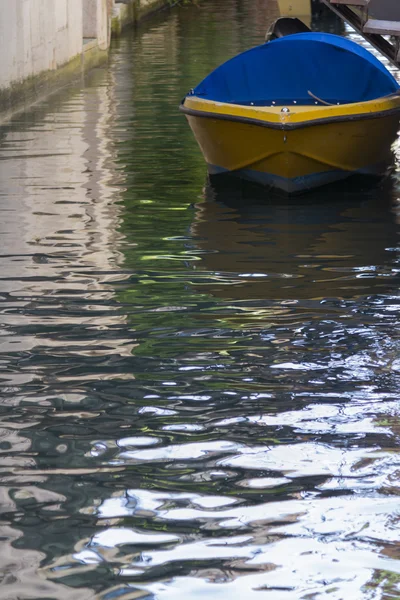 Човни в річці — стокове фото