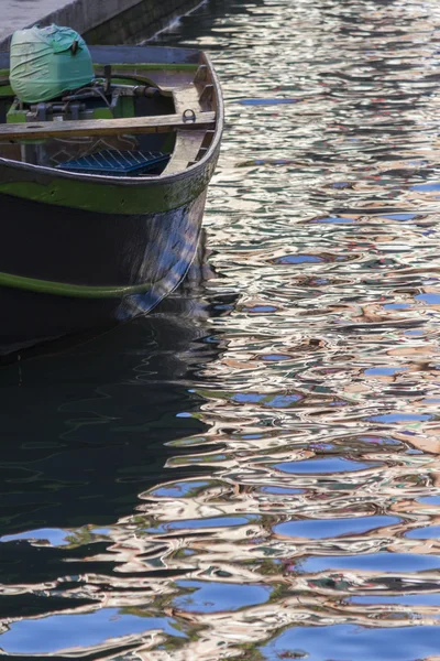 Лодки в реке — стоковое фото