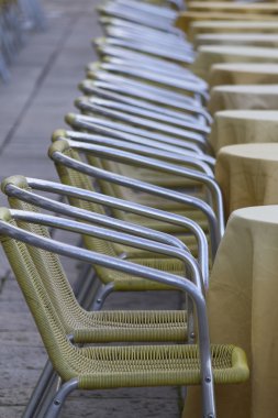 masa ve sandalyeler sokağa