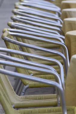 masa ve sandalyeler sokağa