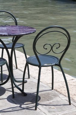 masa ve sandalyeler sokağa