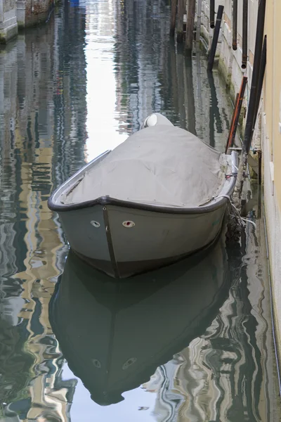 Boote im Fluss — Stockfoto