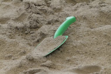 Güverte sandalyeleri sahilde.