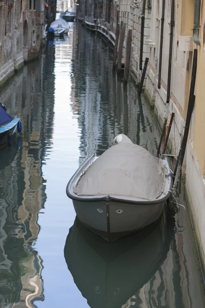 Boote im Fluss — Stockfoto