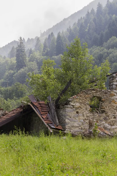 Casa en desuso en la montaña —  Fotos de Stock