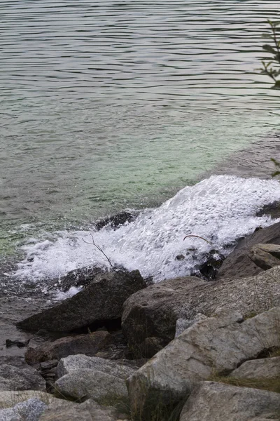 湖上的瀑布 — 图库照片