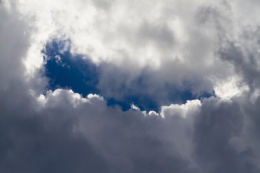 Mavi gökyüzündeki bulutlar