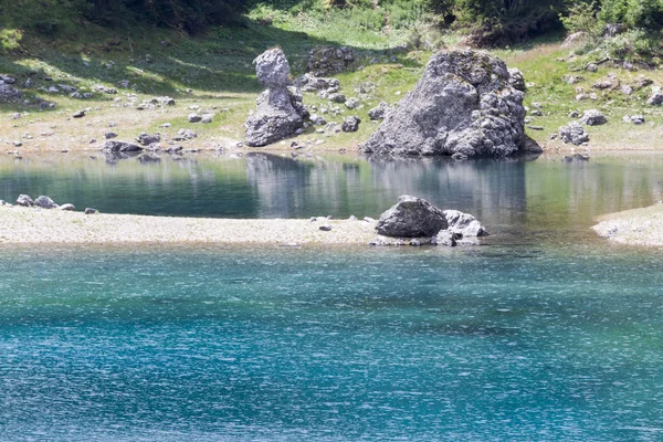 Landschap van blauwe meer in de bergen — Stockfoto