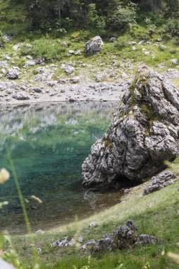 Manzara mavi göl dağ