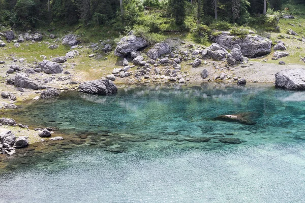 Paisaje de lago azul en la montaña —  Fotos de Stock