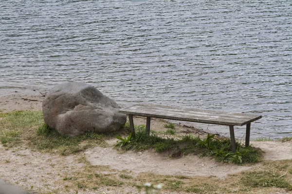 Banco en el lago —  Fotos de Stock