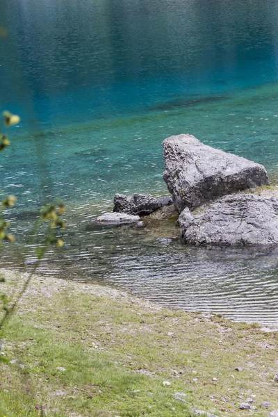 Paesaggio di lago azzurro in montagna — Foto Stock