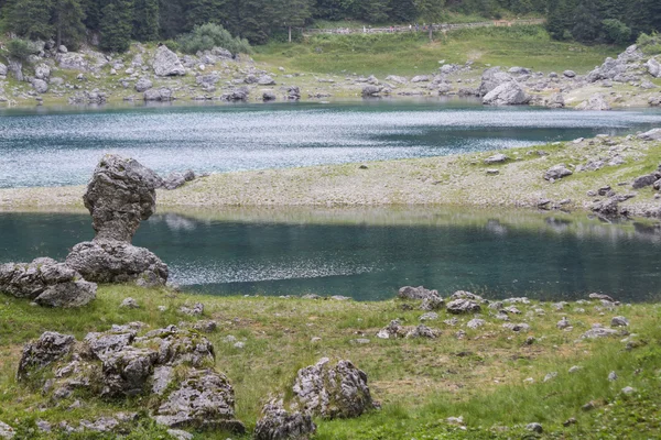 Пейзаж голубого озера в горах — стоковое фото