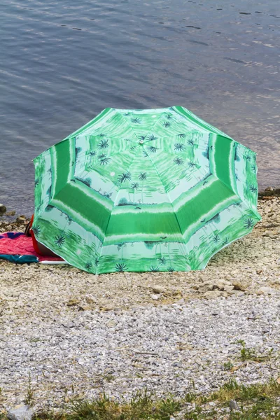 Paraguas en el lago del río — Foto de Stock