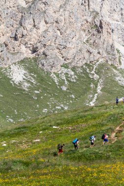 turistler trek dağlarda