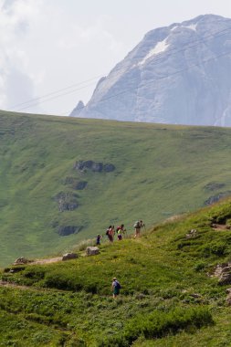 turistler trek dağlarda