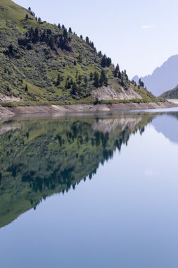 Dağ Gölü üzerinde yansıma