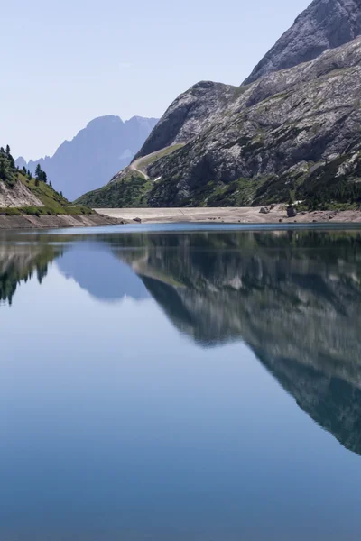 Refleksja nad jeziorem w górach — Zdjęcie stockowe