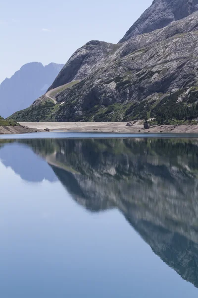 Dağ Gölü üzerinde yansıma