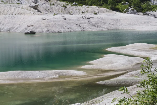 Landschap van blauwe meer in de bergen — Stockfoto