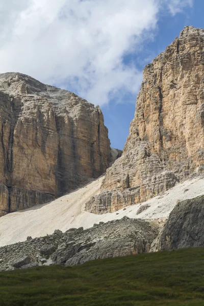 Manzara kayalık dağ — Stok fotoğraf