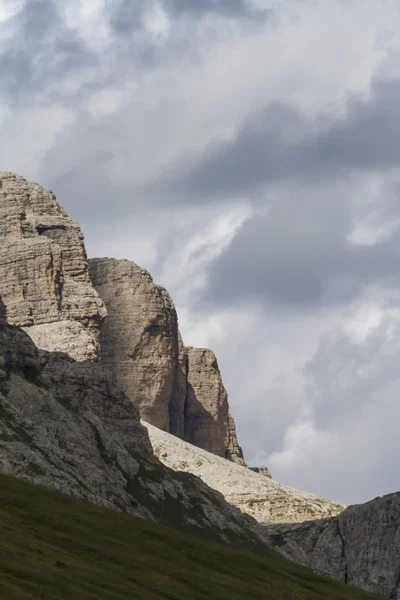 Landschap rotsachtige berg — Stockfoto