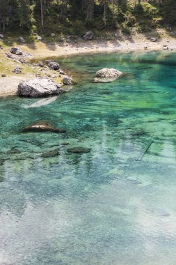 Manzara mavi göl dağ