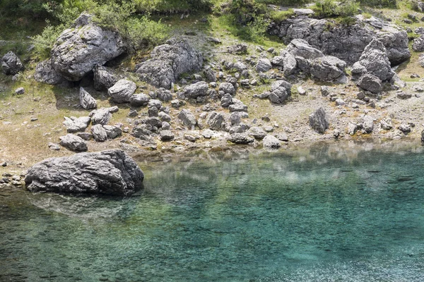 Landschap van blauwe meer in de bergen — Stockfoto