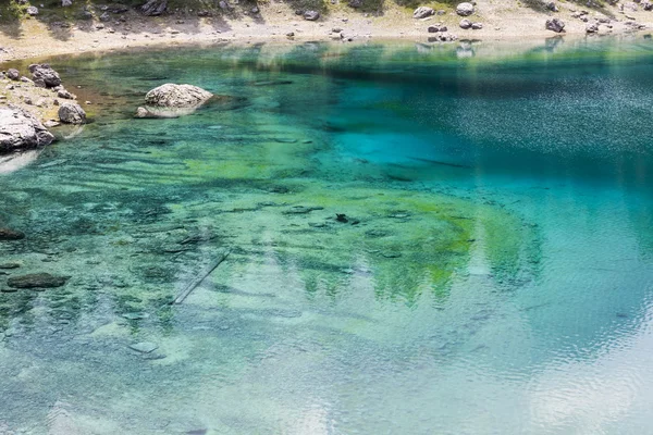 Paysage de lac bleu dans la montagne — Photo