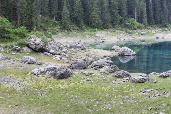Paisagem do lago azul na montanha — Fotografia de Stock