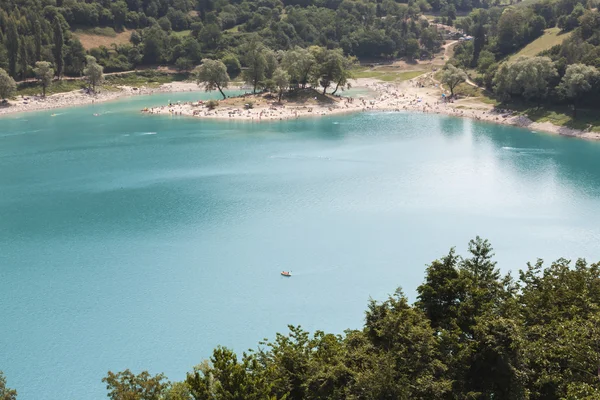 Landschap van blauwe meer in de bergen — Stockfoto