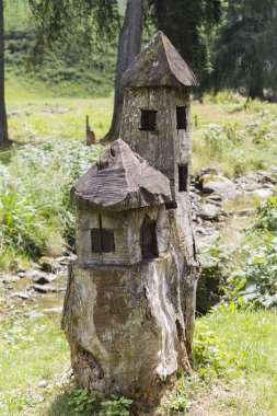 Ağaç bagajında kakma evi