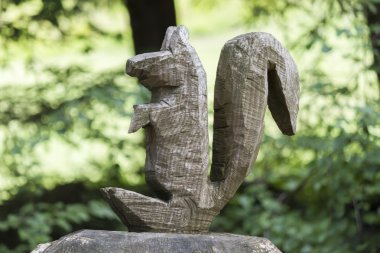 Sincap ağacın bagajında kakmalarla süslemeli Servis Tabakları