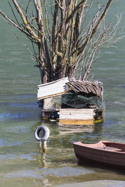 Старая лодка на озере — стоковое фото