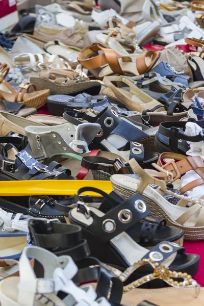 Schoenen op de stand — Stockfoto