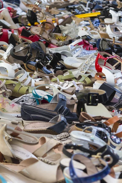 Schoenen op de stand — Stockfoto