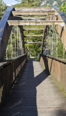 Göldeki tahta köprü.