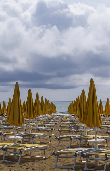 Tumbonas en la playa — Foto de Stock