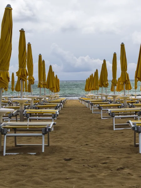 Deck chairs on the beach — Stock Photo, Image