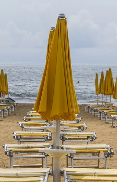 Палубні стільці на пляжі — стокове фото