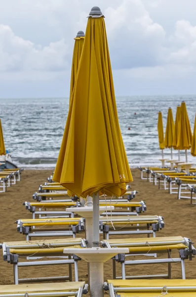Tumbonas en la playa — Foto de Stock