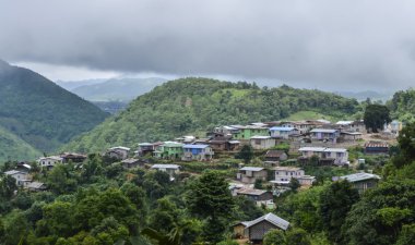 Dağ manzarası ile ülke