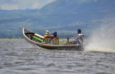 Nehri üzerinde bir tekne erkeklerde