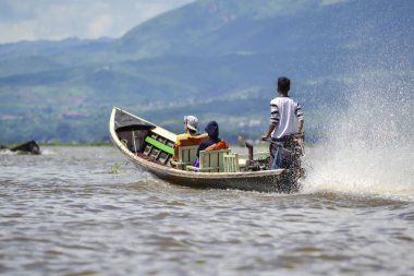 Nehri üzerinde bir tekne erkeklerde