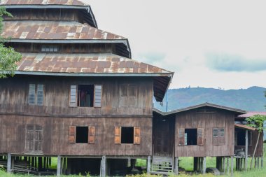 Terk edilmiş eski ahır