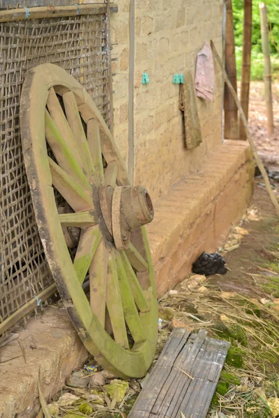 Vecchia ruota in legno — Foto Stock