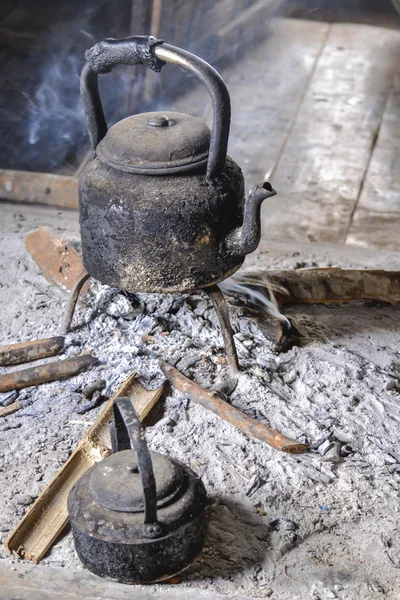 Alter Topf in Flammen — Stockfoto