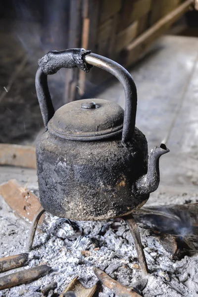 Oude pot op brand — Stockfoto