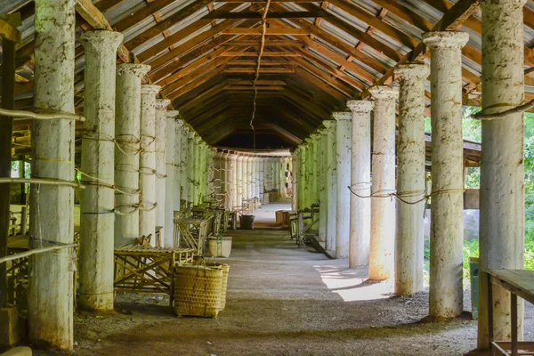 Gamla kolumner i staden — Stockfoto