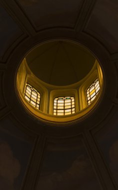 Kilisenin kubbesi tavan